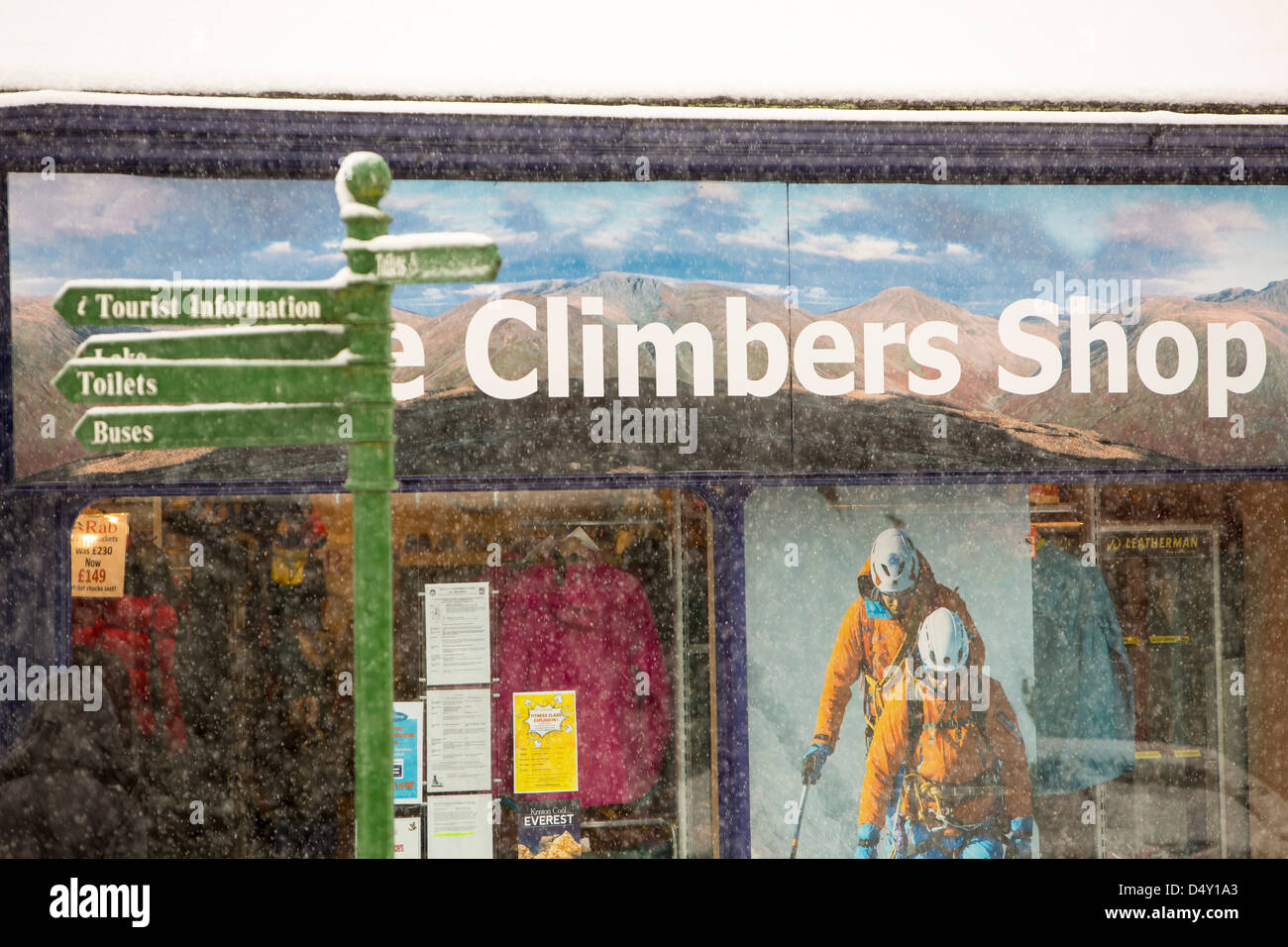 La Boutique d'escalade dans la neige, Ambleside, Lake District, UK. Banque D'Images