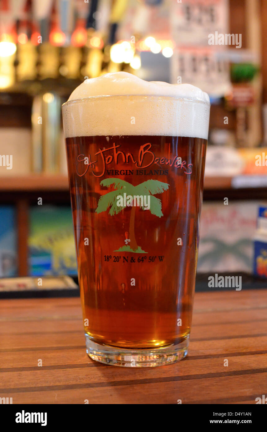 La bière sur le comptoir de la Tap Room, un bistrot-brasserie à Cruz Bay, Saint John, Îles Vierges des États-Unis. Banque D'Images