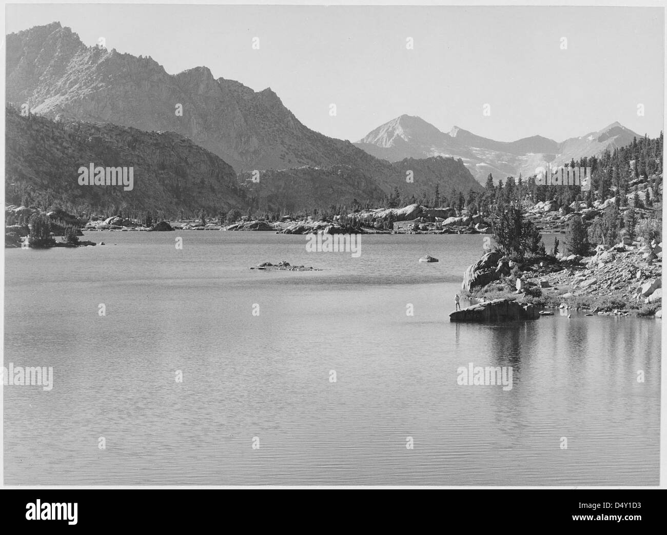 En 1936, Ansel Adams a capturé RAC Lake à Kings River Canyon, en Californie, un emplacement proposé plus tard comme parc national. Cette photographie en noir et blanc fait partie de la collection des Archives nationales des États-Unis, mettant en valeur la beauté naturelle et les efforts de conservation. Banque D'Images