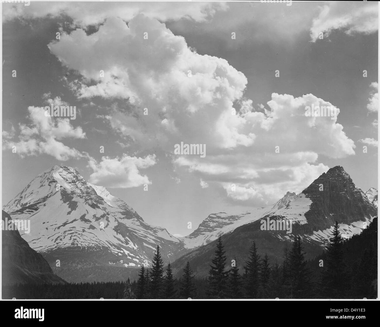 Une photographie panoramique du parc national de Glacier dans le Montana, montrant les montagnes escarpées et les paysages enneigés. L'image reflète la beauté naturelle et la nature sauvage intacte du parc. Banque D'Images