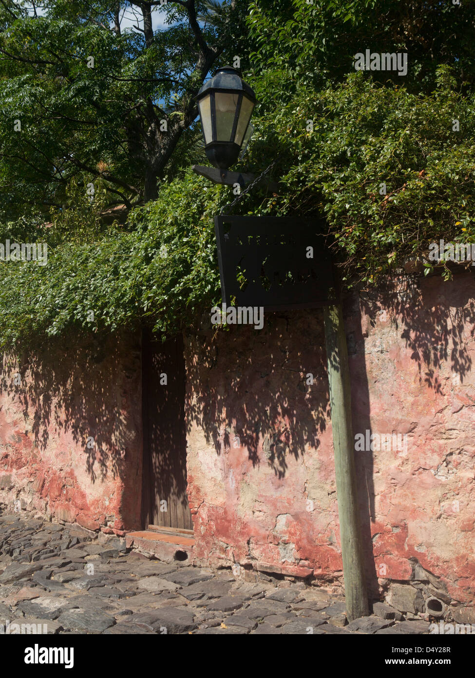 Une vue sur le quartier historique de la vieille ville coloniale de Colonia, en Uruguay, un site du patrimoine mondial fondée en 1680. Banque D'Images