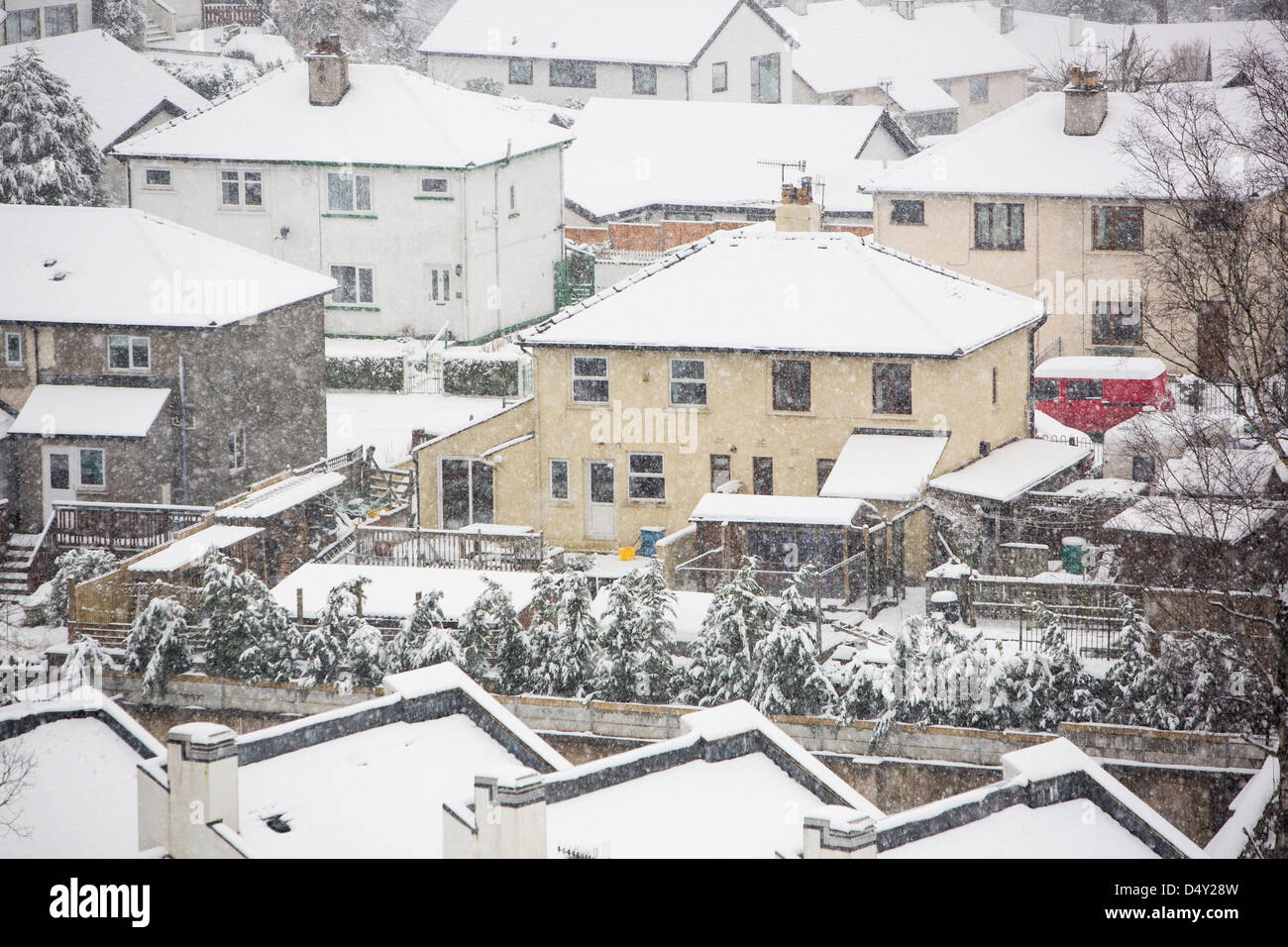 Il neige sur des maisons à Ambleside, Lake District, UK. Banque D'Images