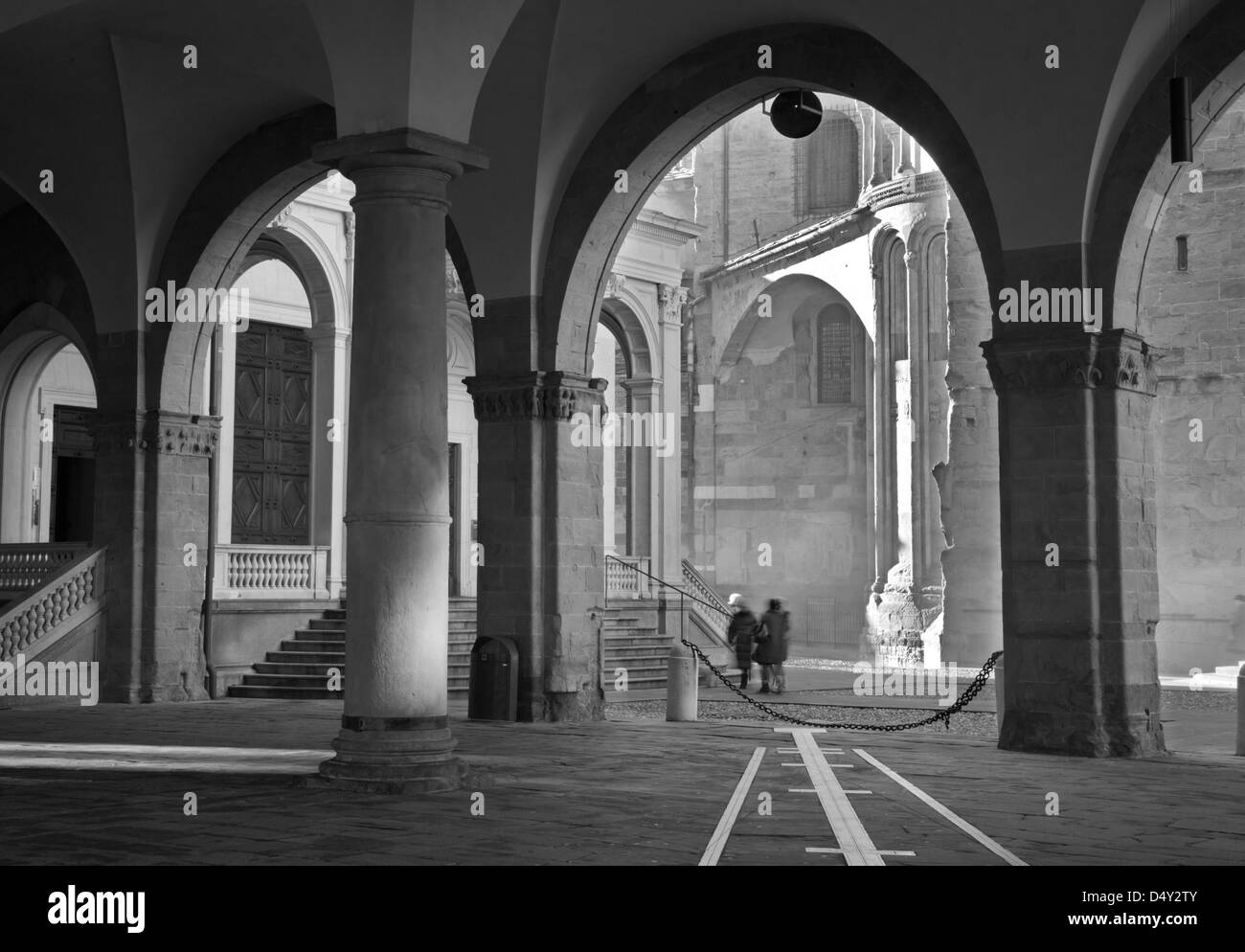 Bergame - radiographies betwin Duomo et cathédrale arch dans la haute ville Banque D'Images