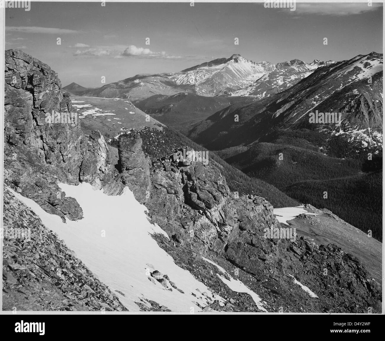 La photographie en noir et blanc d'Ansel Adams capture les montagnes arides et enneigées de long's Peak dans le parc national des montagnes Rocheuses, Colorado, soulignant la beauté spectaculaire et accidentée du parc. Banque D'Images