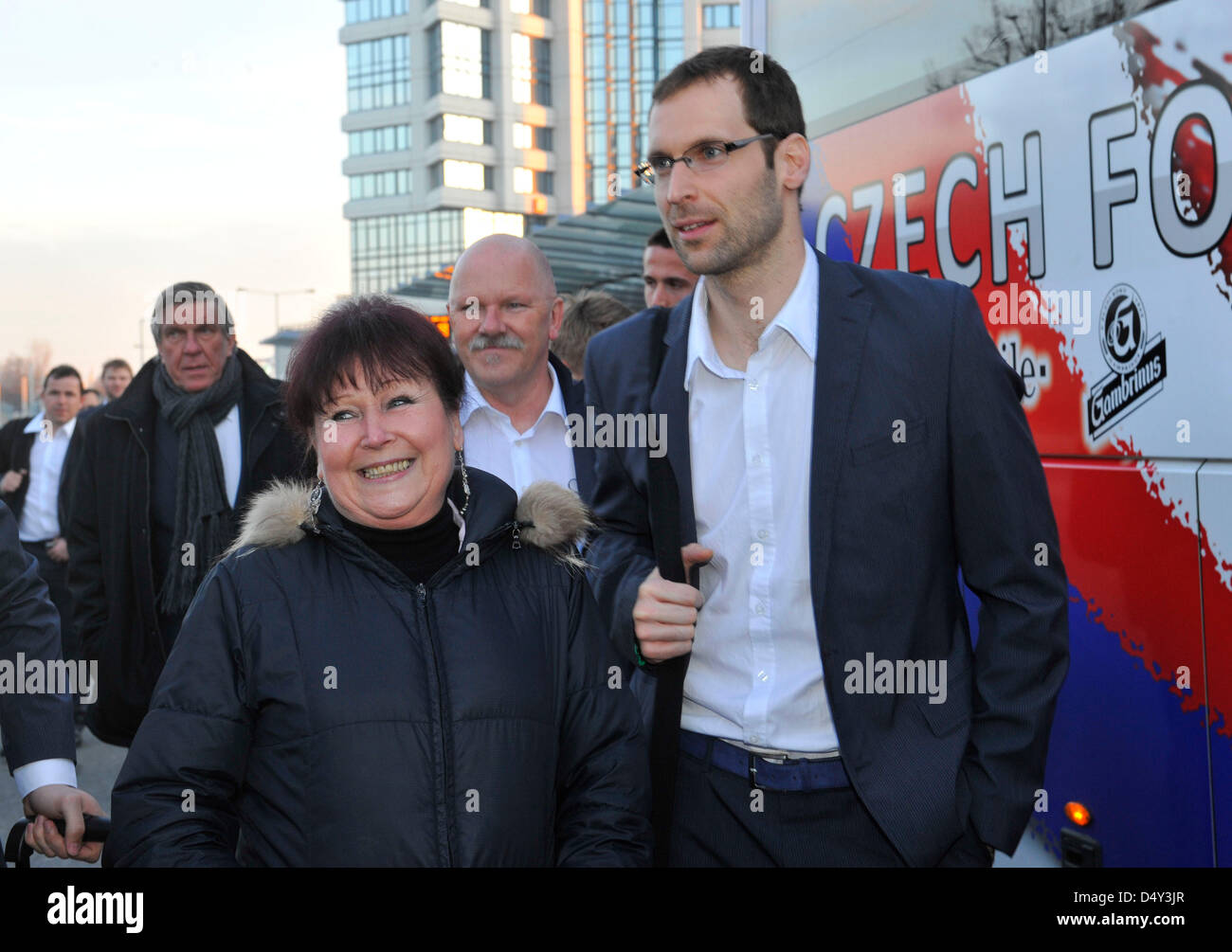 Gardien de l'équipe nationale de football tchèque Petr Cech (droite) arrive à Olomouc, où ils vont jouer un match contre le Danemark. Petr Cech est vu à Olomouc, République tchèque le mercredi 20, 2013. (CTK Photo/Ludek Perina) Banque D'Images