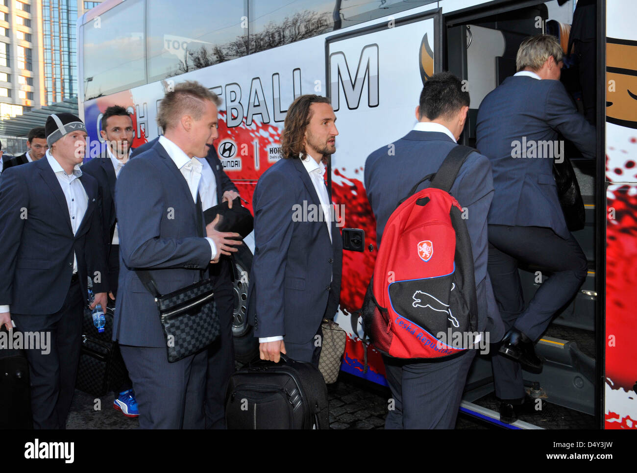Les joueurs de l'équipe nationale de football tchèque arrivent à Olomouc, où ils vont jouer un match contre le Danemark. Les joueurs sont considérés à Olomouc, République tchèque le mercredi 20, 2013. (CTK Photo/Ludek Perina) Banque D'Images