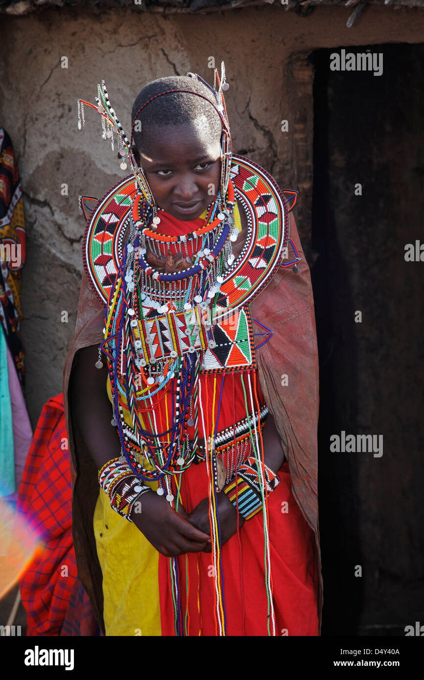 Jeune mariée au cours de la cérémonie du mariage, Masai Mara, Kenya Banque D'Images