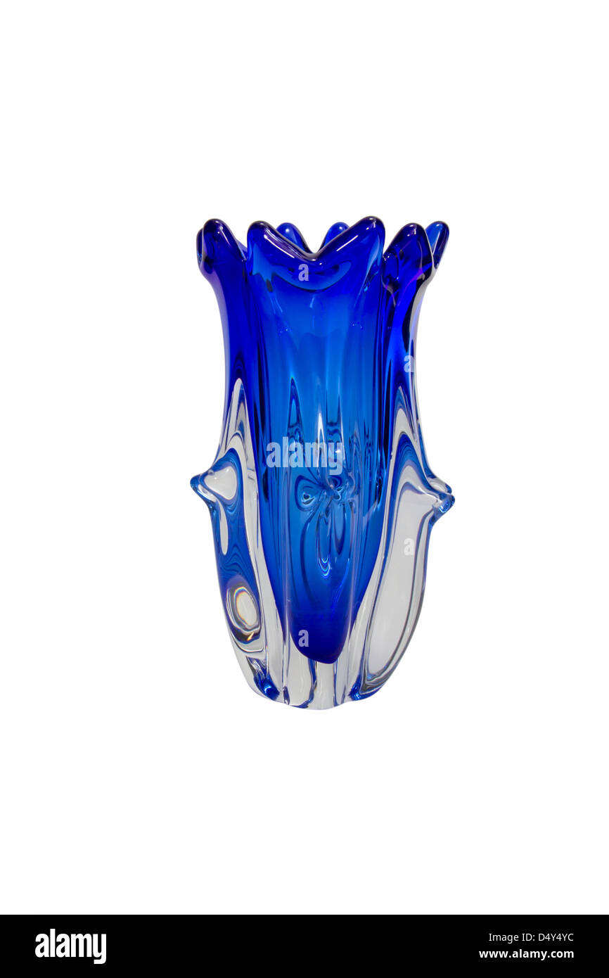 Vase en verre bleu isolé sur fond blanc avec clipping path Banque D'Images