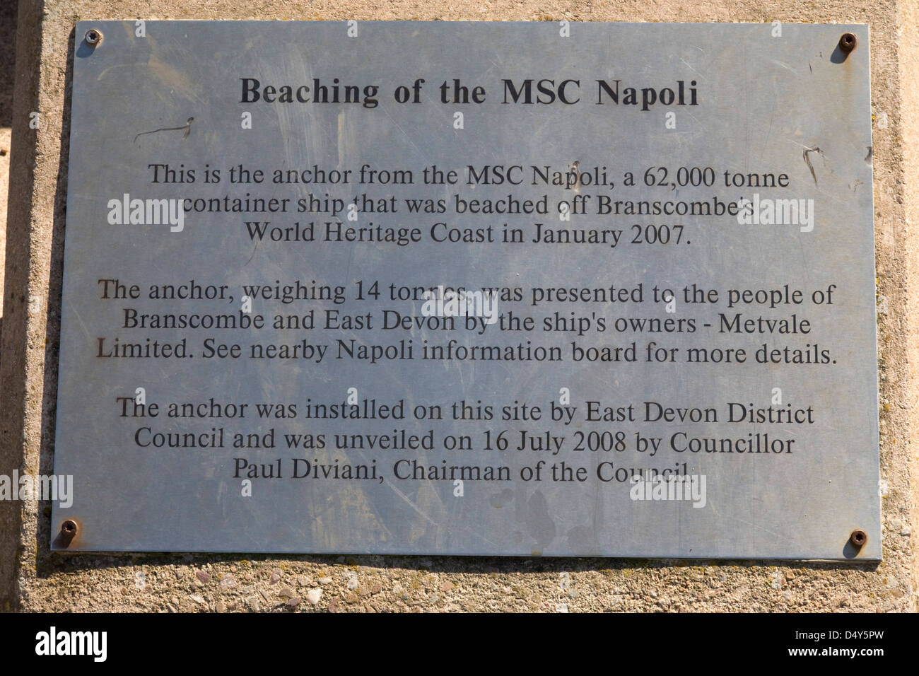 Un signal d'information sur le MSC Napoli c'était échoué à Branscombe. Banque D'Images