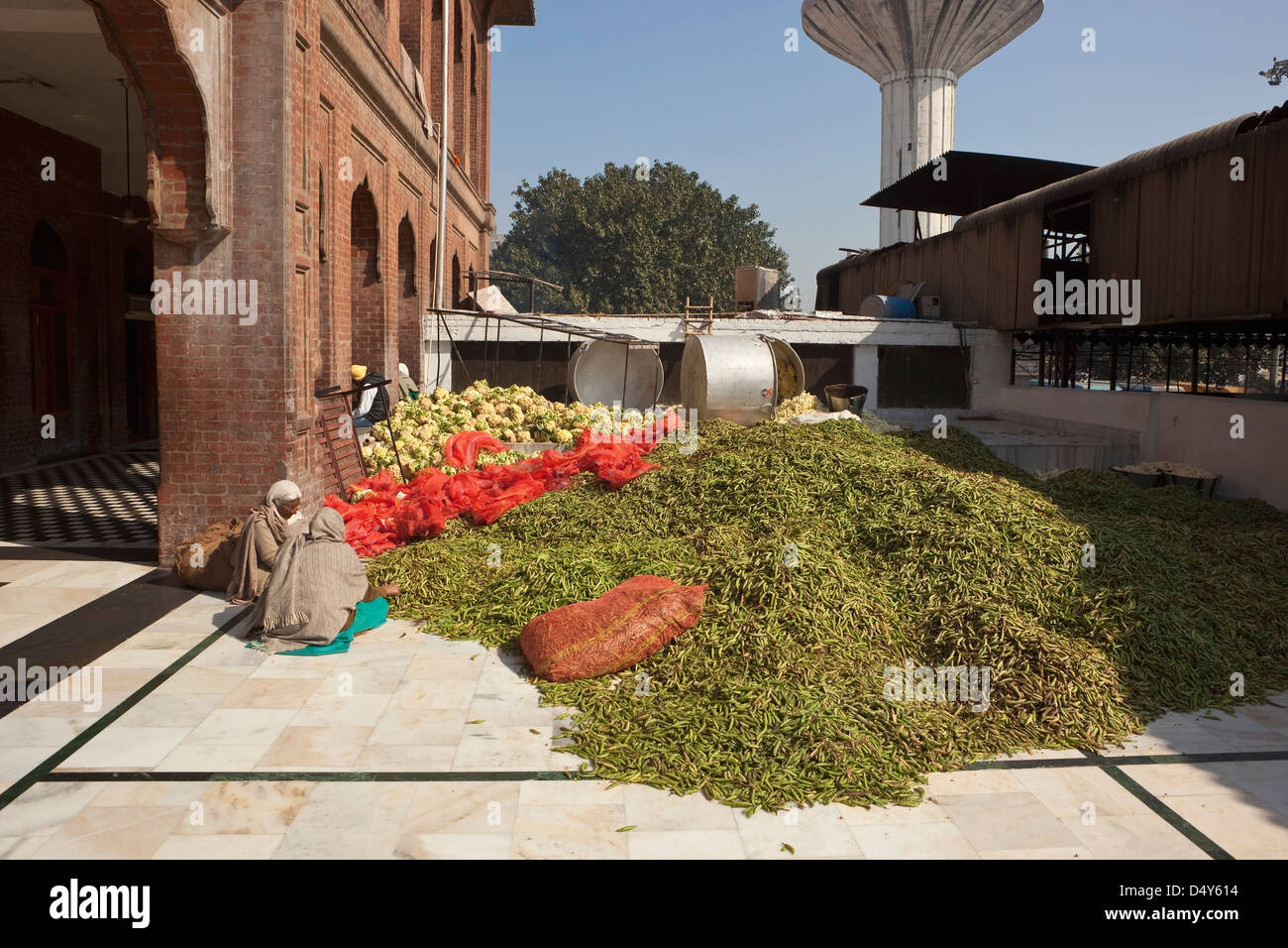 Sikh, hommes et femmes bénévoles comment préparer les légumes à l'intérieur du complexe du temple d'or d'Amritsar Punjab Inde Banque D'Images