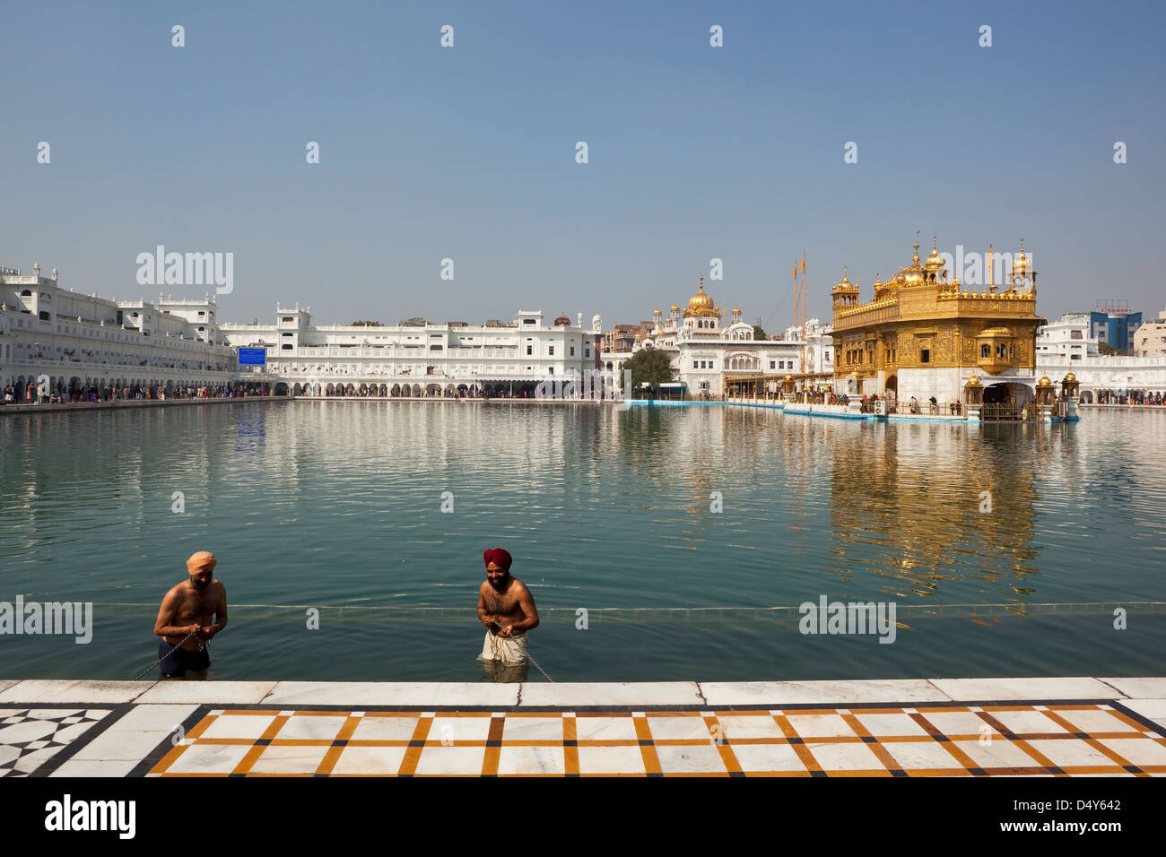 Deux dévots Sikhs se baigner dans la piscine à la Sainte sacrée magnifique Golden Temple à Amritsar, Punjab, India Banque D'Images
