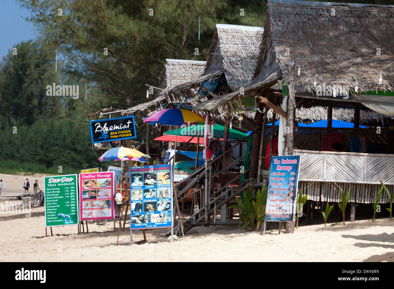 Massage Thai restaurant de plage et des cabanes de plage de Khuk Khak Khuk à Khao Lak en Thaïlande Banque D'Images