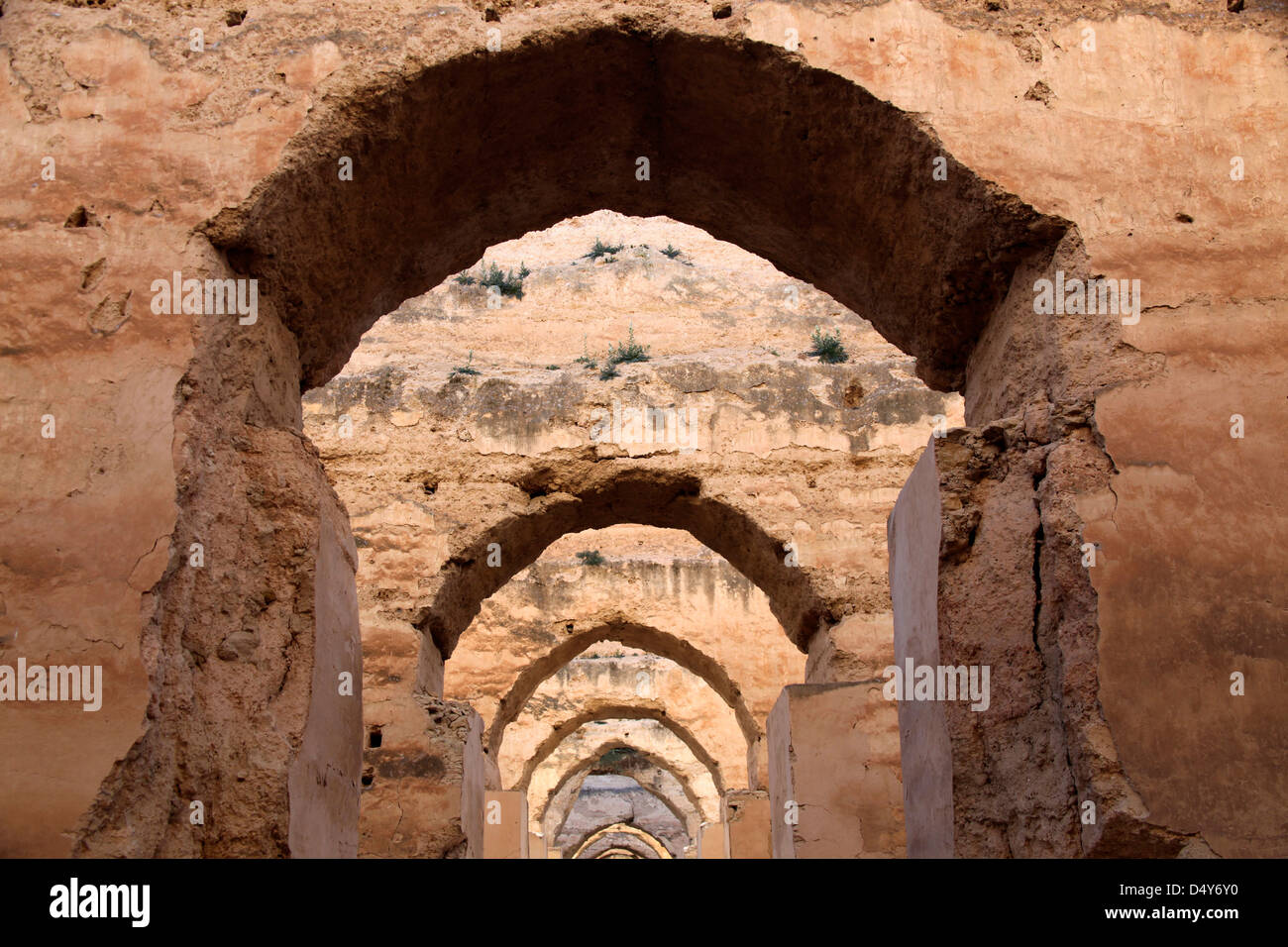 L'Afrique, Maroc, Meknès. Arcades du greniers royale de Moulay Ismael. Banque D'Images