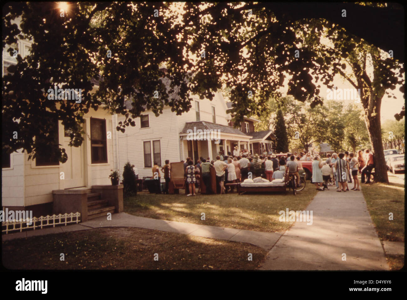 Une vente aux enchères d'articles ménagers à New Ulm, Minnesota, généralement tenue pendant l'été pour vendre des biens de retraités ou de ceux qui sont décédés. L'événement fait partie de la documentation de DOCUMERICA sur la vie américaine dans les années 1970 Banque D'Images