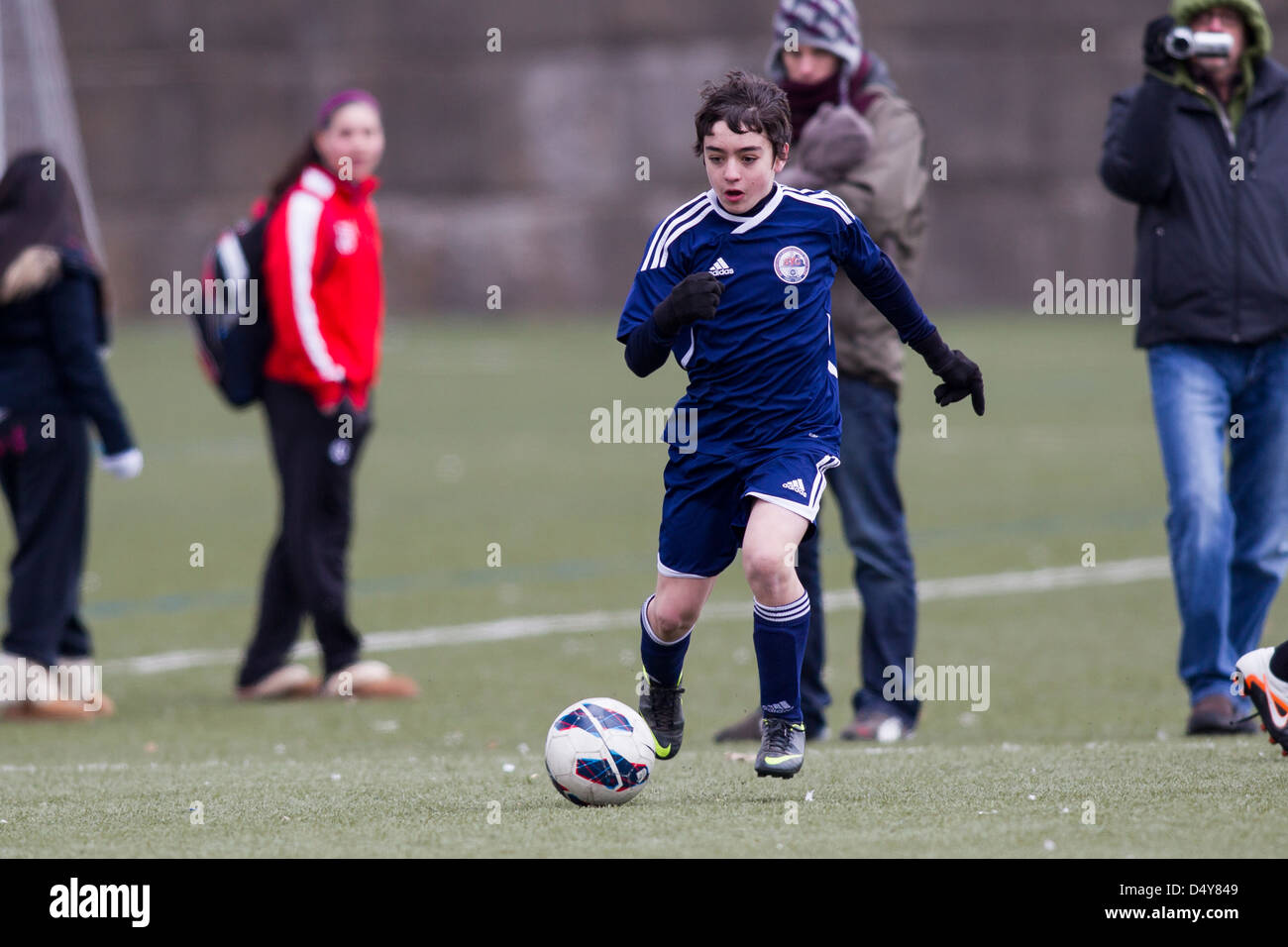 Adolescents action soccer. Banque D'Images