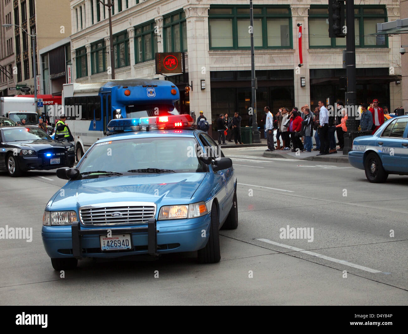 Seattle Police Department vehcile et agents à une démonstration de la police dans le centre-ville de Seattle, Washington, USA Banque D'Images