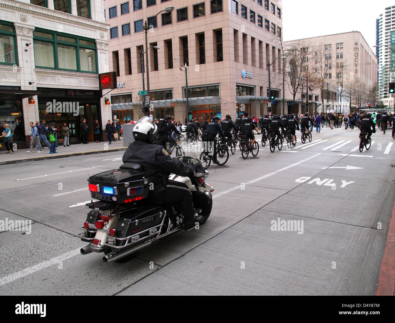 Département de police de Seattle et le cycle moto agents à une démonstration de la police anti au centre-ville de Seattle, Washington, USA Banque D'Images