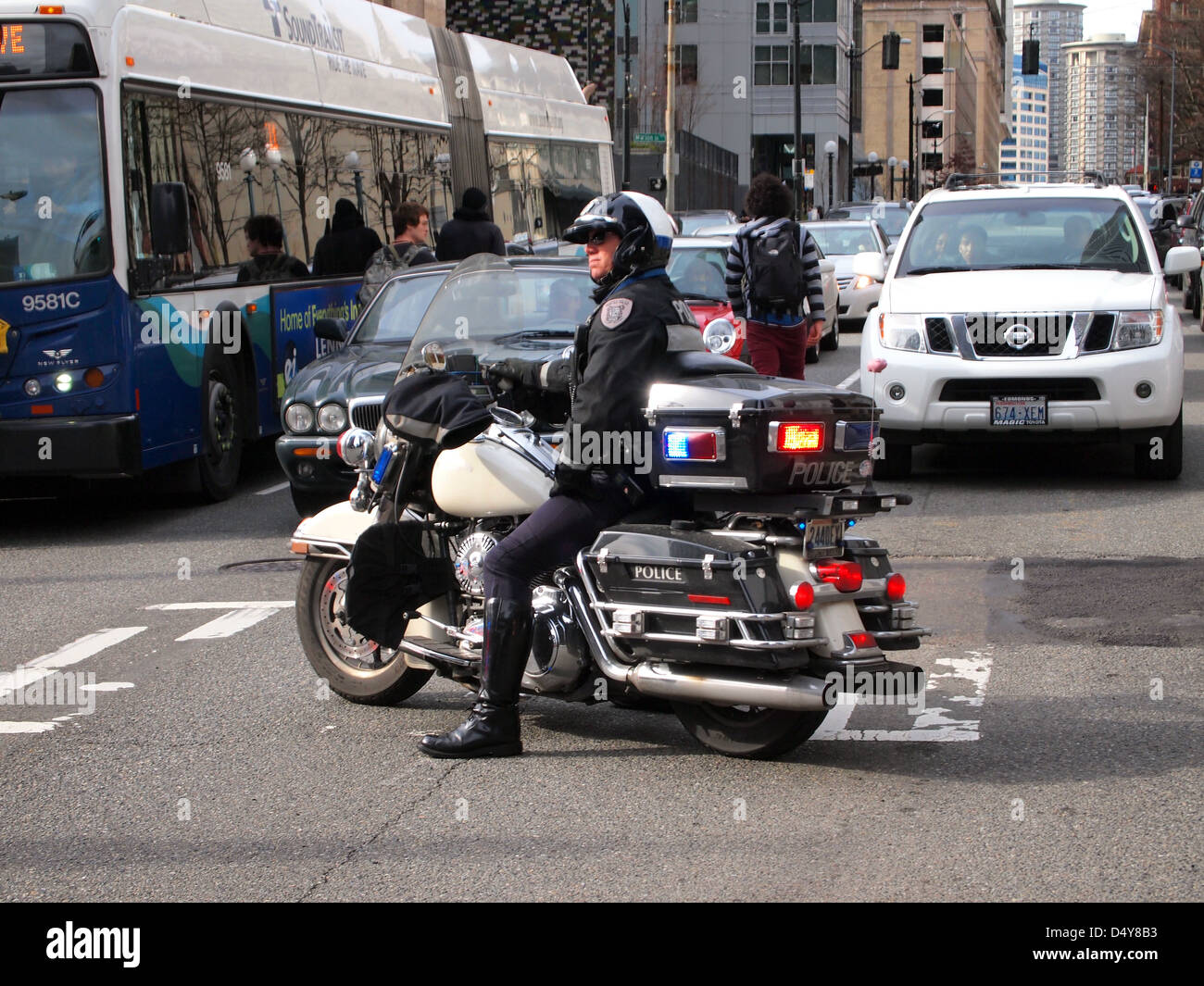 Seattle Police Department cop moto s'arrête le trafic à une démonstration de la police dans le centre-ville de Seattle, Washington, USA Banque D'Images