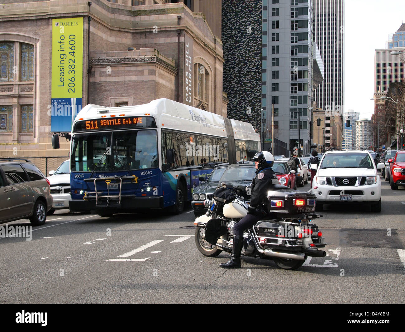Seattle Police Department cop moto s'arrête le trafic à une démonstration de la police dans le centre-ville de Seattle, Washington, USA Banque D'Images