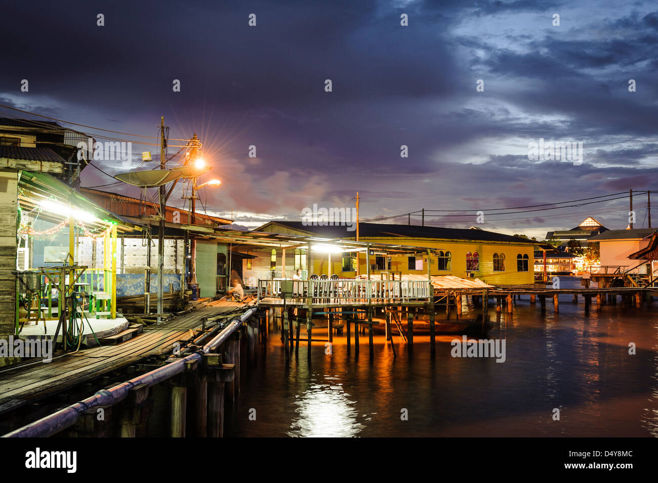 Les maisons sur pilotis de Kampung Ayer quartier, Bandar Seri Bengawan, Brunei, Asie Banque D'Images