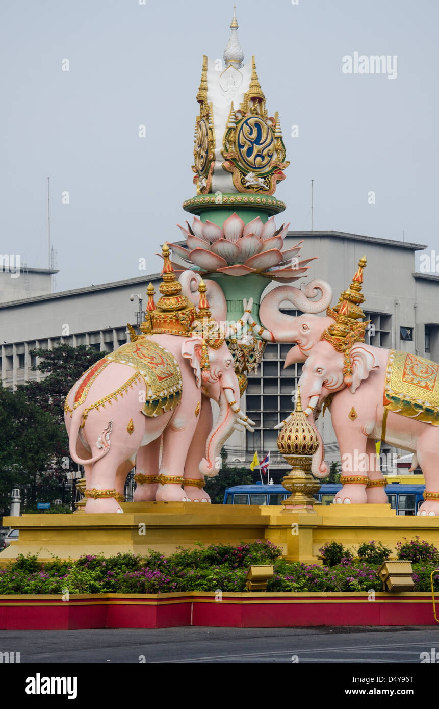 Bangkok Street view avec voiture et moto. Papa Pa Pom jonction avec éléphant statue. Banque D'Images