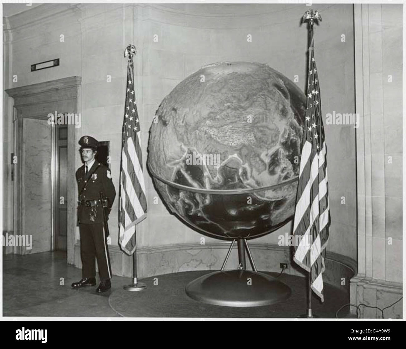 Une photographie de 1973 montrant le globe Terr-A-qua exposé aux Archives nationales. Le globe fait partie d'une exposition historique, symbolisant l'importance de la conscience mondiale dans l'évolution de l'histoire. Banque D'Images