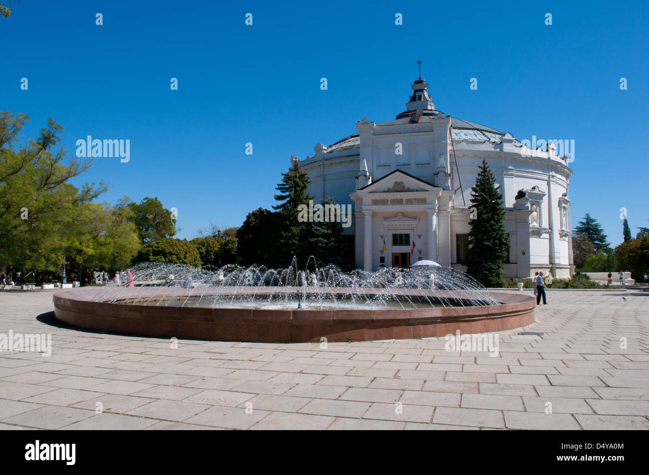 Sébastopol, la Crimée, l'Ukraine - 4 septembre 2012 - l'immeuble le Panorama de la défense de Sébastopol et les touristes Banque D'Images
