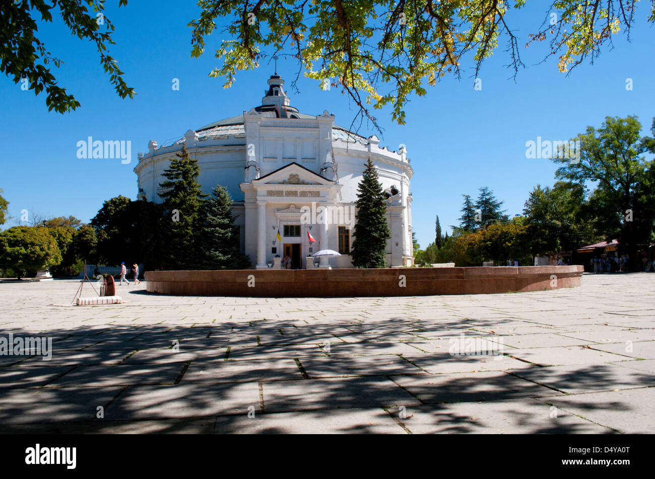 Sébastopol, la Crimée, l'Ukraine - 4 septembre 2012 - l'immeuble le Panorama de la défense de Sébastopol et les touristes Banque D'Images