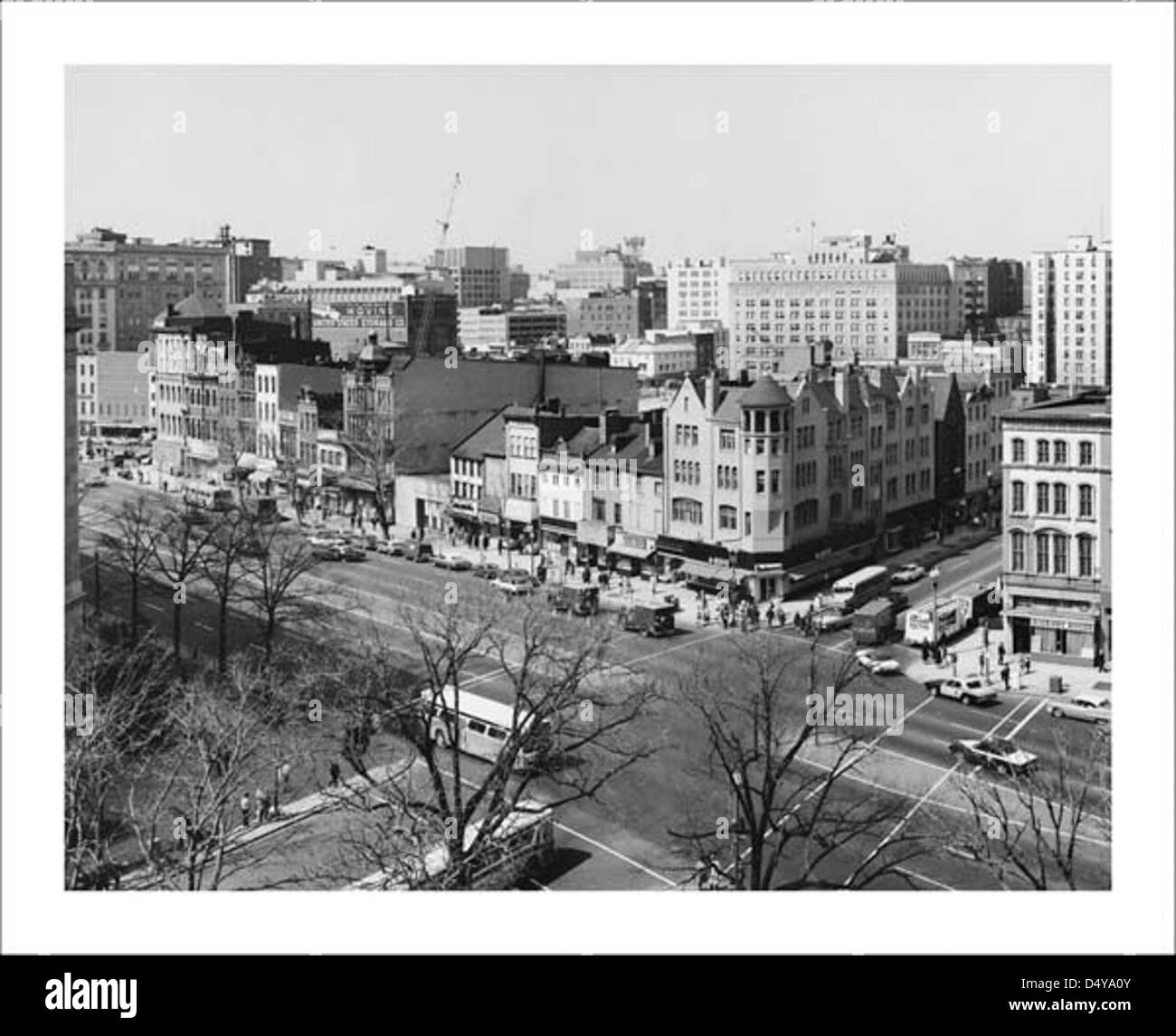 Photographie de vue de Pennsylvania Avenue et 9e rue à partir de la toiture du bâtiment des Archives nationales Banque D'Images