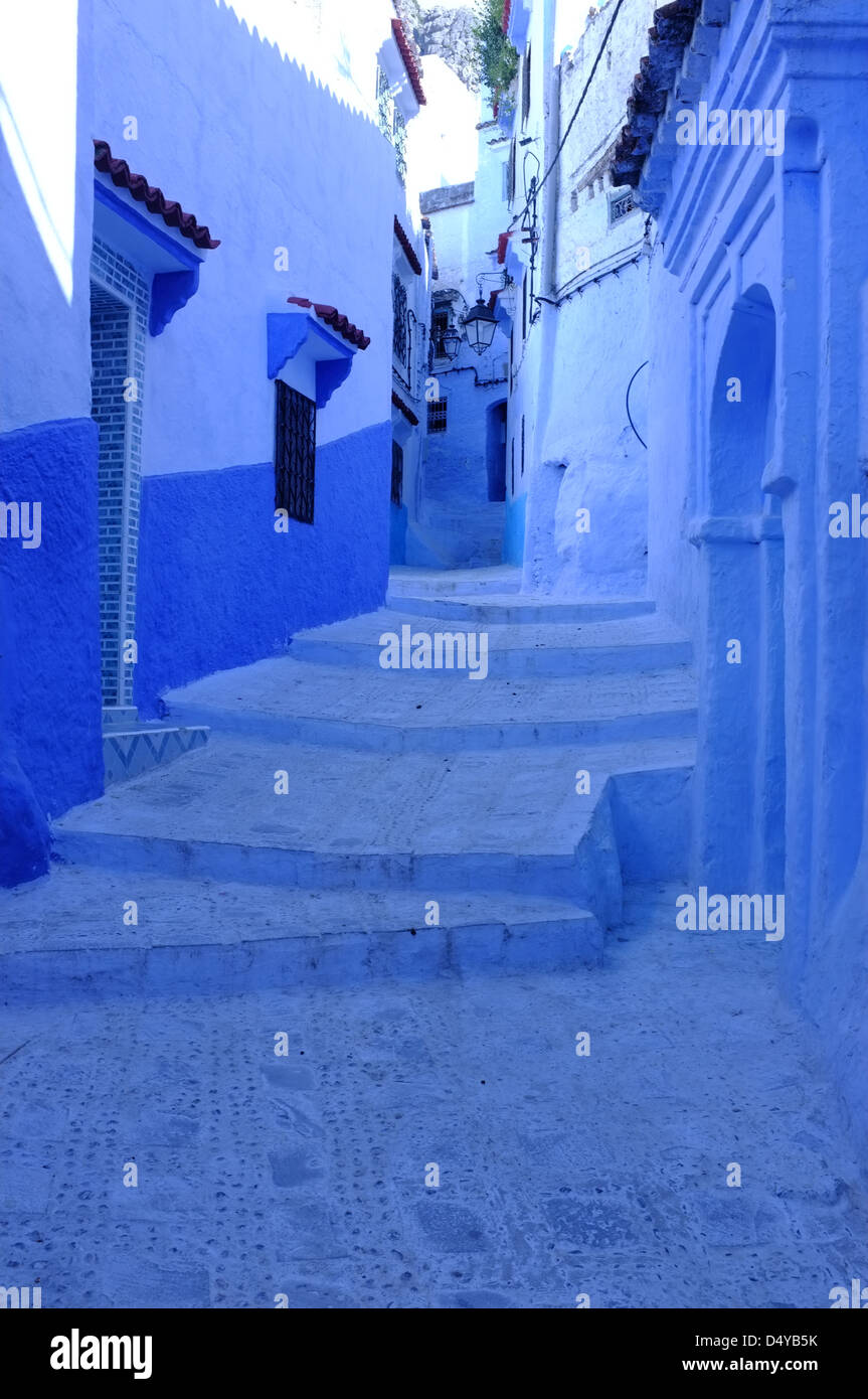 Une rue peinte en bleu à Chefchaouen au Maroc Banque D'Images