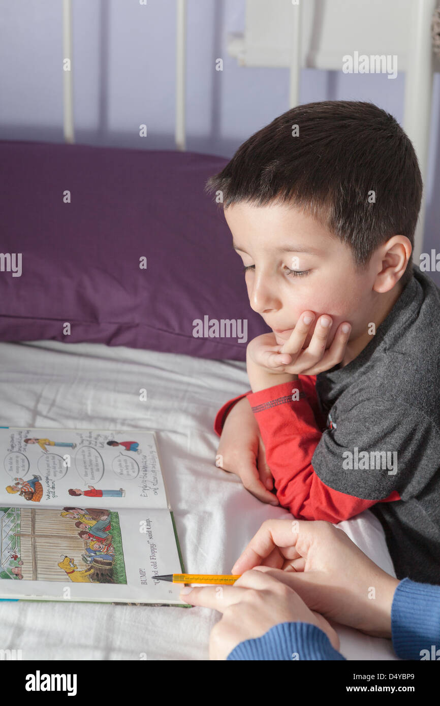 Mère enfant à lire Banque D'Images