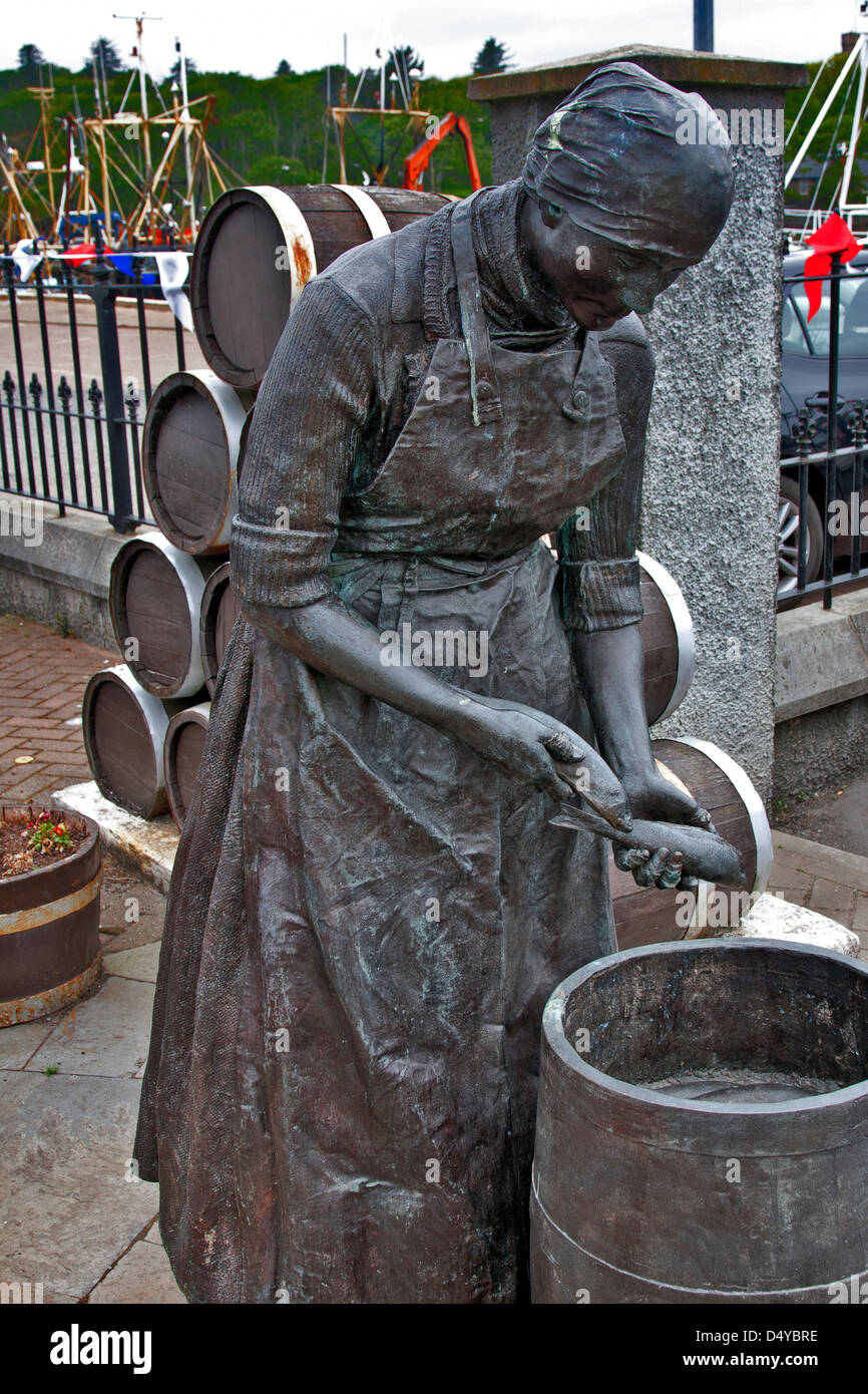 La statue de hareng Stornoway Girl dans le port de pêche de Stornoway sur l'île de Lewis, les Hébrides extérieures, en Écosse, Banque D'Images