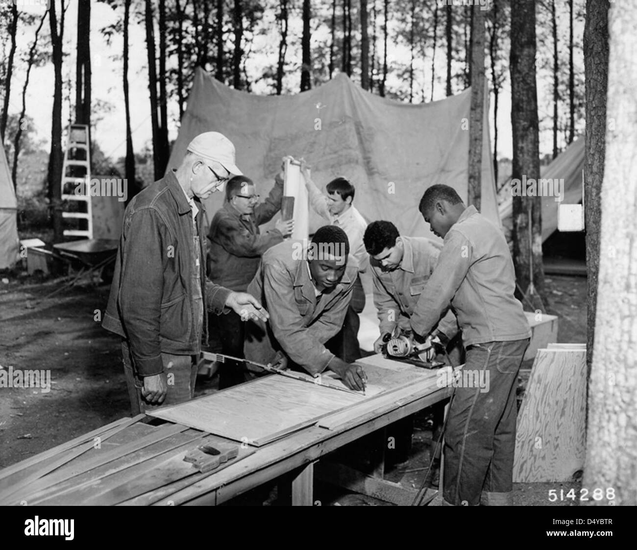 Cette photo d'octobre 1965 montre Glenn Terry supervisant des cadavres dans la menuiserie et le travail du bois, dans le cadre du programme de formation professionnelle de l'US Navy. Il reflète le développement des compétences militaires dans les années 1960 Banque D'Images