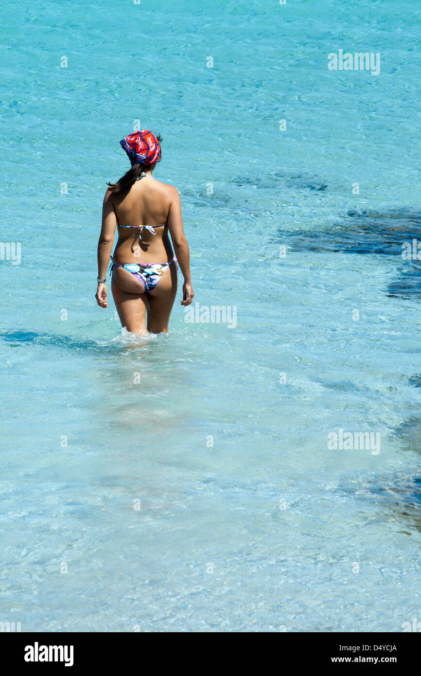 Femme marche dans la mer à plage de La Pelosa Stintino Sardaigne Banque D'Images