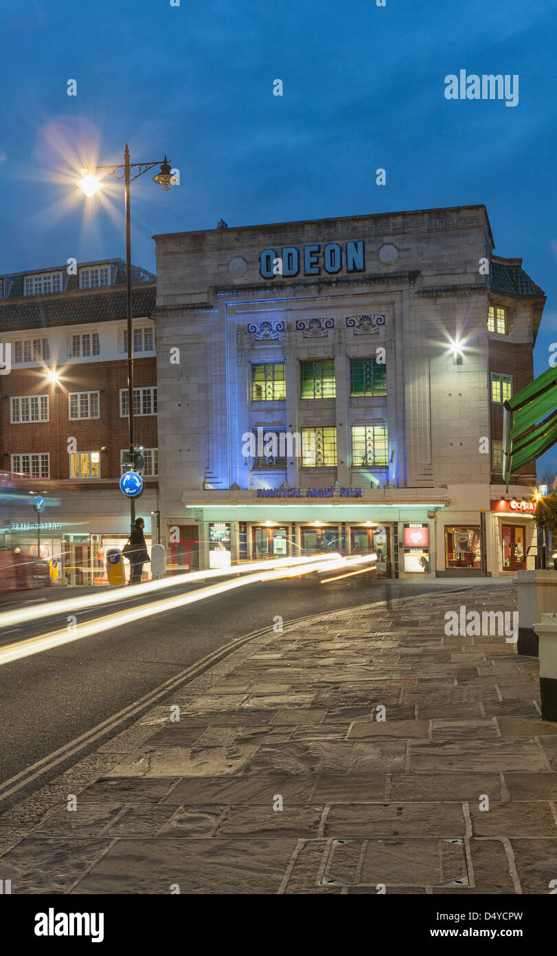 Cinéma Odéon de nuit sur Hill Street, Richmond upon Thames, au sud ouest de Londres, Angleterre Banque D'Images