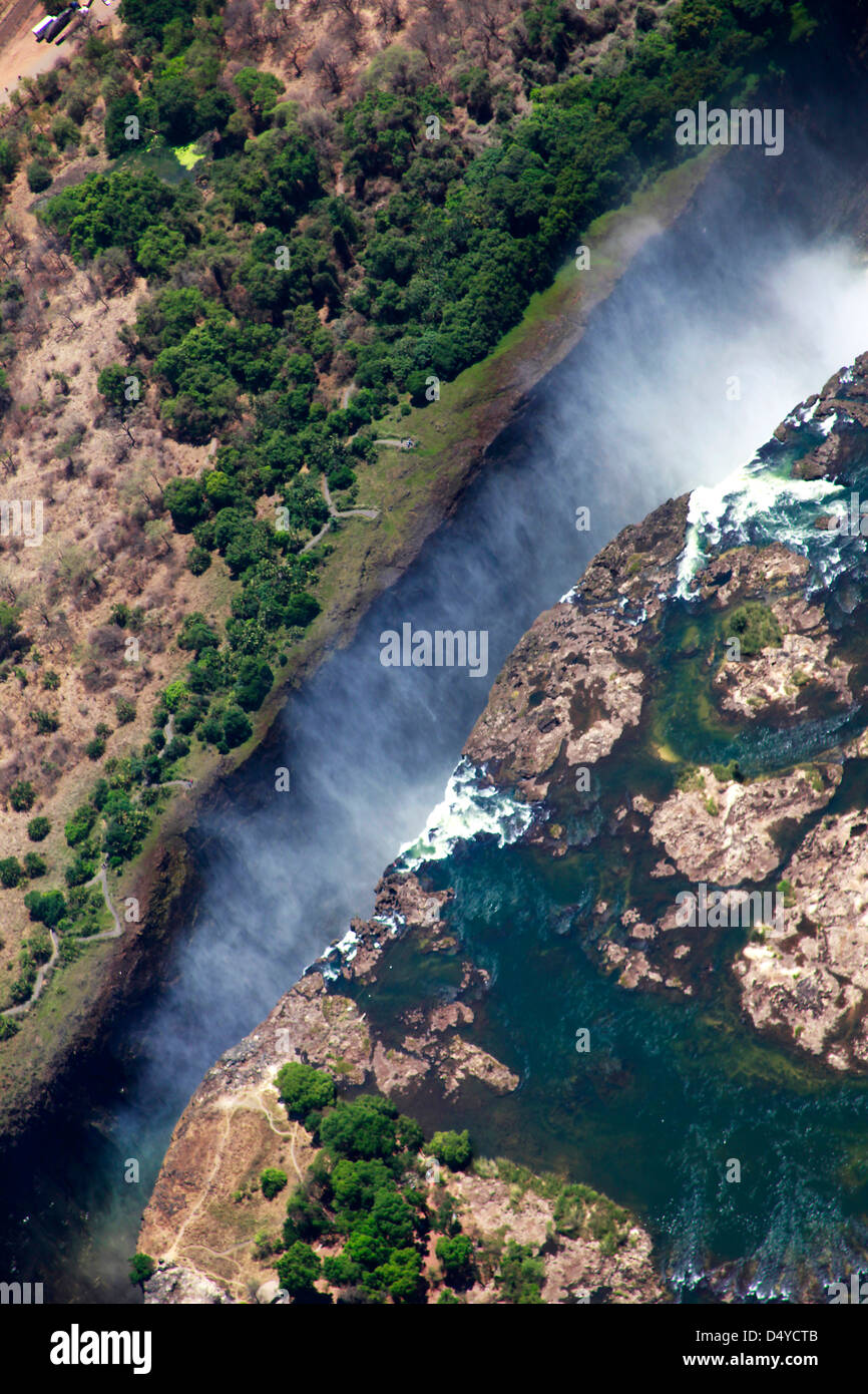 Le Zimbabwe, les chutes Victoria. Victoria Falls formant la frontière entre la Zambie et le Zimbabwe, par l'air. Banque D'Images