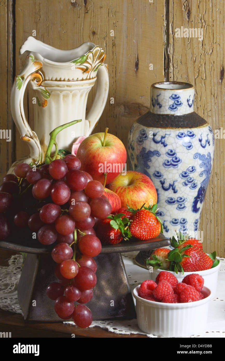 Encore une photo de la vie de fruits et baies avec des vases d'accompagnement. Banque D'Images