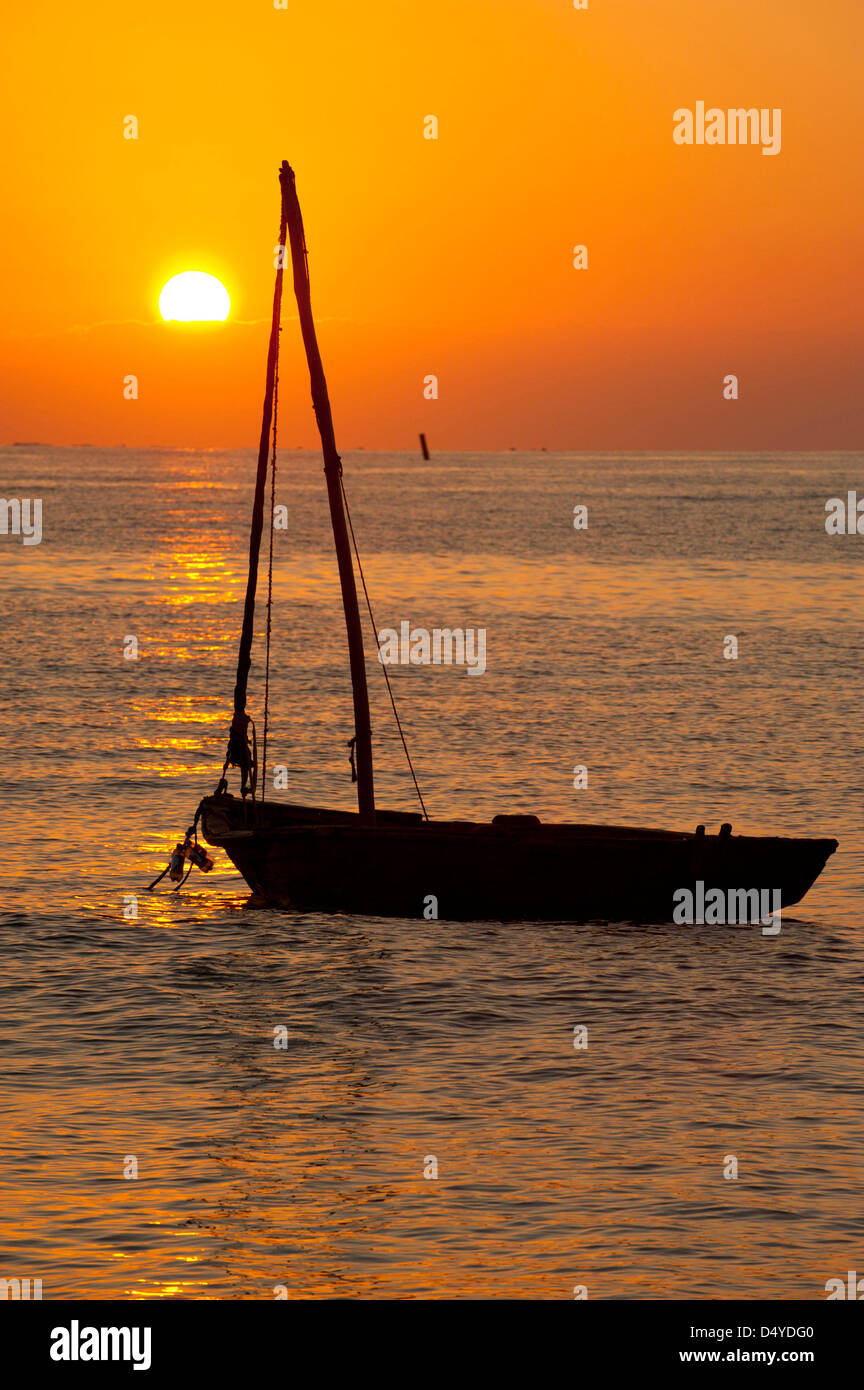 6 mars, 2013 à Cap-Haïtien, Haïti - 6 mars 2013, Cap Haïtien, HAÏTI - Un voilier local à l'aube dans un village de pêcheurs à Cap-Haïtien, Haïti. La pêche en Haïti se sont effondrées en raison de la surpêche et le déboisement des mangroves qui a privé les zones de reproduction de poissons, un problème de nombreux organismes de développement cherchent à régler en soutenant les efforts de sensibilisation à l'environnement et de subsistance de remplacement en Haïti. (Crédit Image : © David Snyder/ZUMAPRESS.com) Banque D'Images