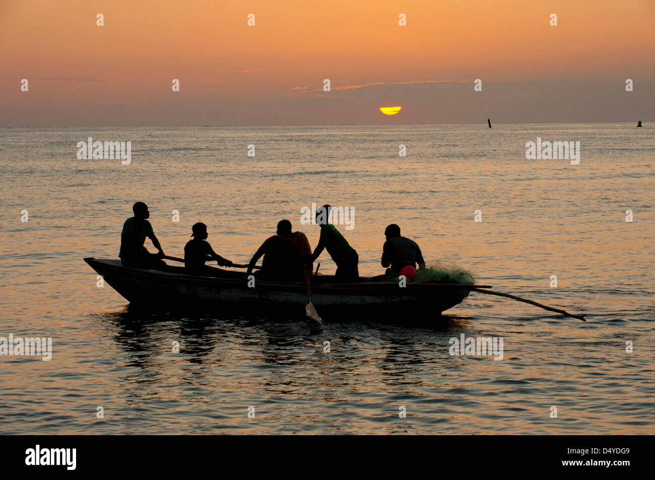 6 mars, 2013 à Cap-Haïtien, Haïti - 6 mars 2013, Cap Haïtien, Haïti - Fisherman partir en mer à l'aube à Cap-Haïtien, Haïti. La pêche en Haïti se sont effondrées en raison de la surpêche et le déboisement des mangroves qui a privé les zones de reproduction de poissons, un problème de nombreux organismes de développement cherchent à régler en soutenant les efforts de sensibilisation à l'environnement et de subsistance de remplacement en Haïti. (Crédit Image : © David Snyder/ZUMAPRESS.com) Banque D'Images