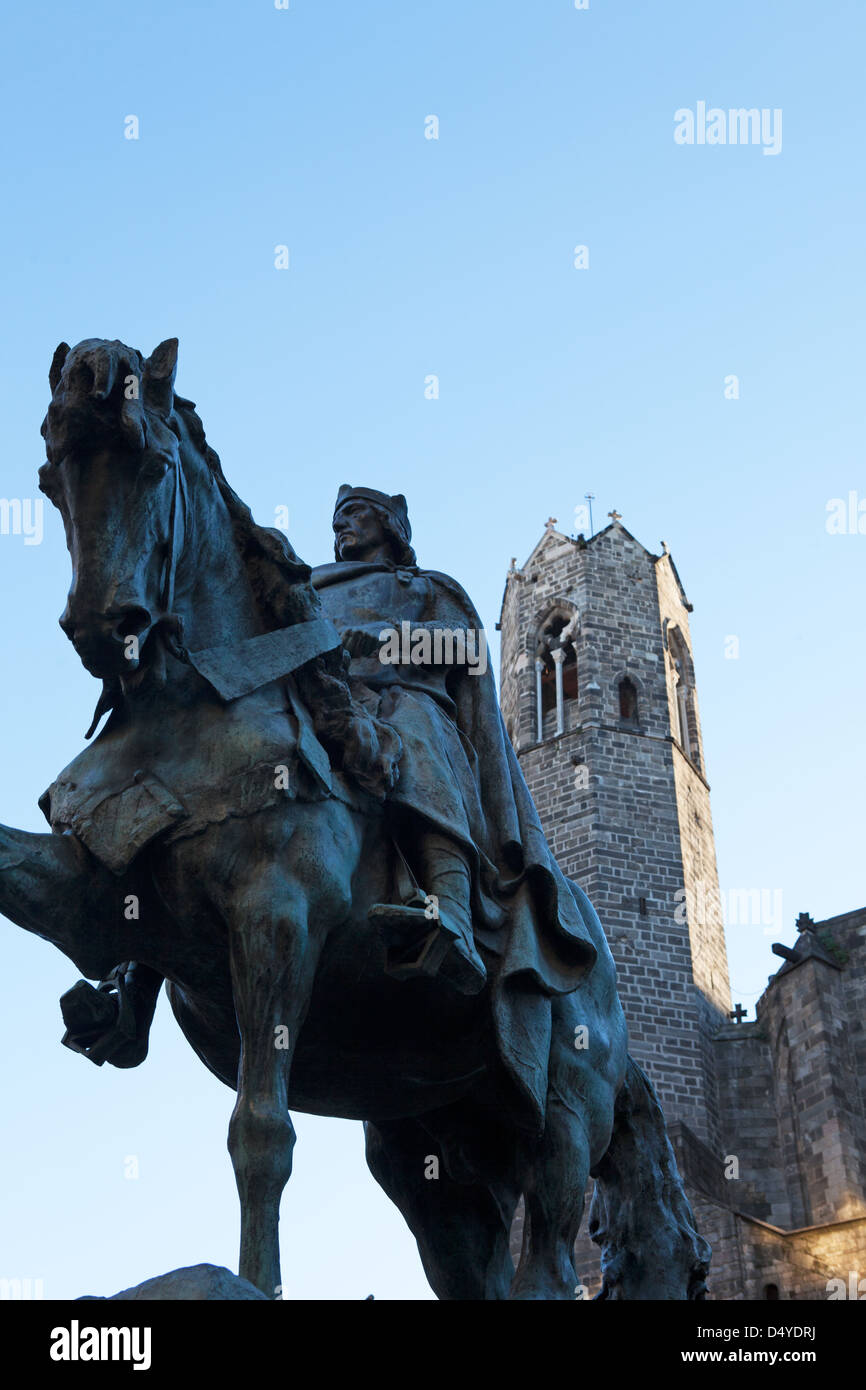 Statue équestre de Ramon Berenguer III à cheval, quartier gothique, Barcelone, Espagne. Banque D'Images