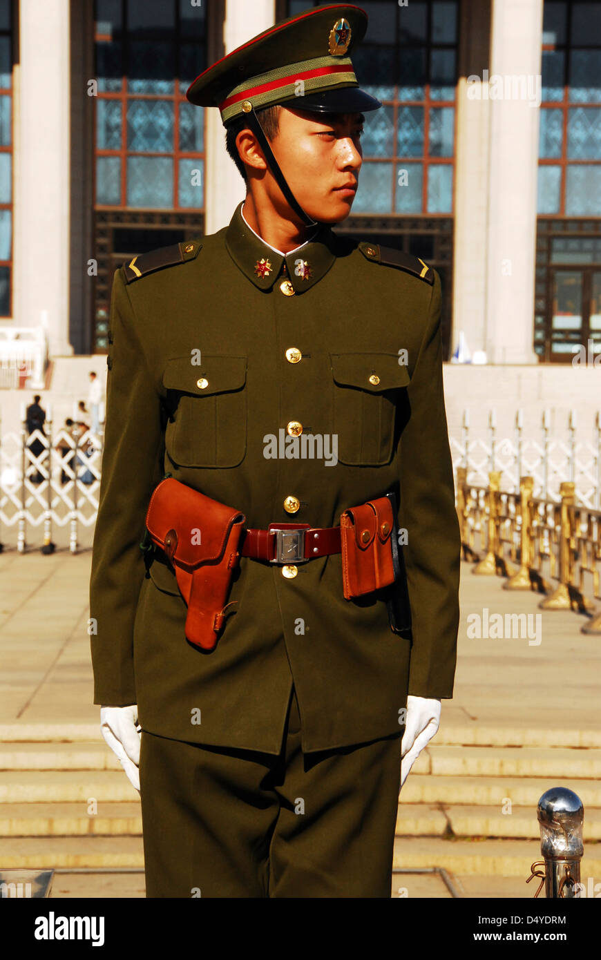 La Chine, Beijing, garde chinois en uniforme militaire avec une arme à  l'étui à sa ceinture Photo Stock - Alamy