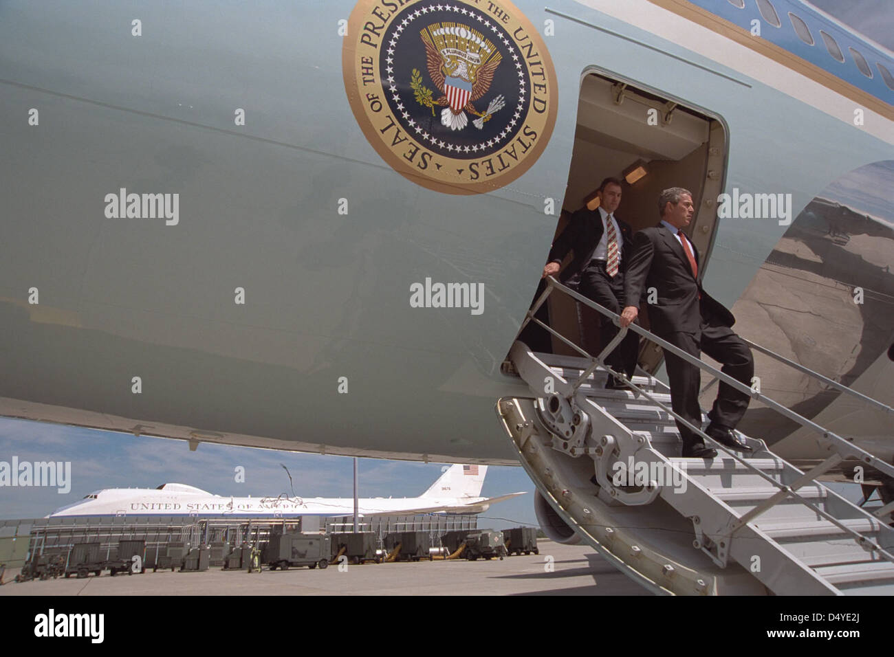 Cette photo montre le président George W. Bush arrivant à la base aérienne d'Offutt dans le Nebraska le 11 septembre 2001, à la suite des attaques terroristes. Il saisit un moment important de l'histoire des États-Unis au lendemain du 11 septembre. Banque D'Images