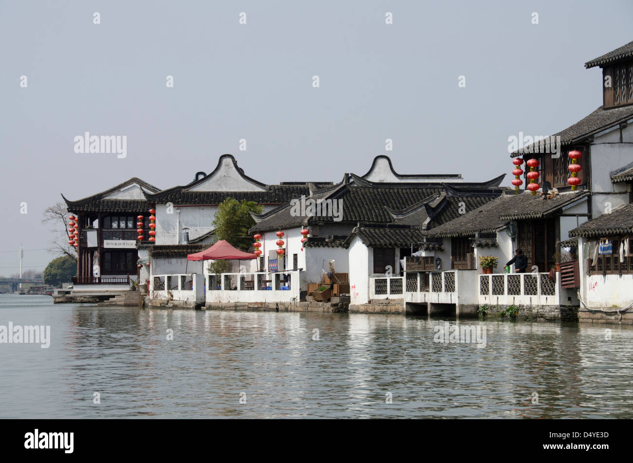 La Chine, périphérie de Shanghai. Ancien village de Zhujiajiao. Riverfront typique des maisons. Banque D'Images La Chine, périphérie de Shanghai. Ancien village de Zhujiajiao. Riverfront typique des maisons. Banque D'Images