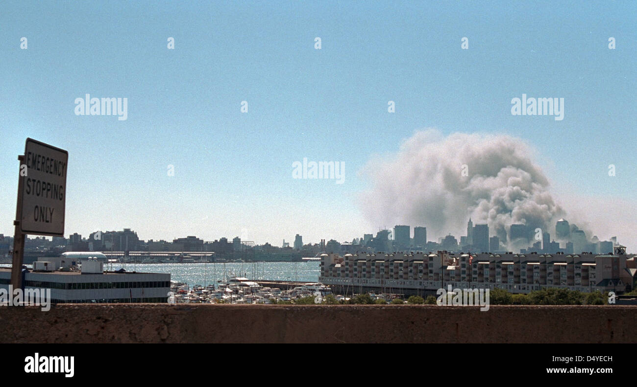 Une photographie de fumée s'élevant du site du World Trade Center suite aux attentats terroristes du 11 septembre 2001, capturée par Paul Morse. Banque D'Images