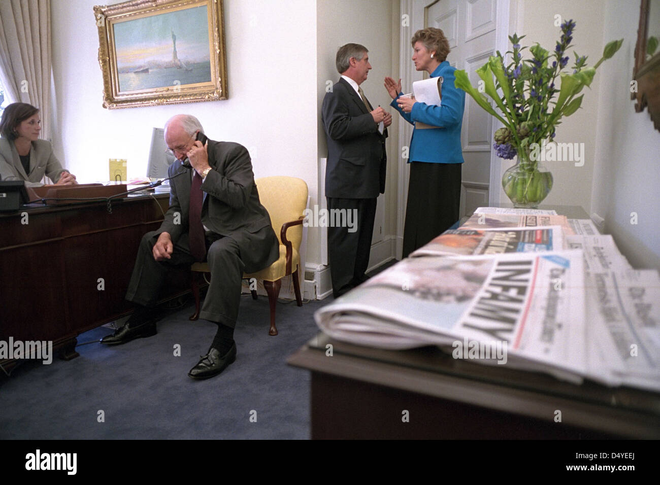 Le vice-président Dick Cheney, chef de cabinet Andy Card et Karen Hughes, conseillère du président, ont tendance à travailler le mercredi 12 septembre 2001 dans l'ovale extérieur de la Maison Blanche. Photo d'Eric Draper, avec l'aimable autorisation de la bibliothèque présidentielle George W. Bush Banque D'Images