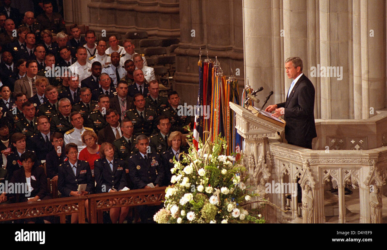 Lors de la Journée nationale de prière et de souvenir nouvellement proclamée, le président George W. Bush s'adresse à la congrégation et à la nation le vendredi 14 septembre 2001, à la cathédrale nationale de Washington, D.C. photo de Moreen Ishikawa, gracieuseté de la Bibliothèque présidentielle de George W. Bush Banque D'Images