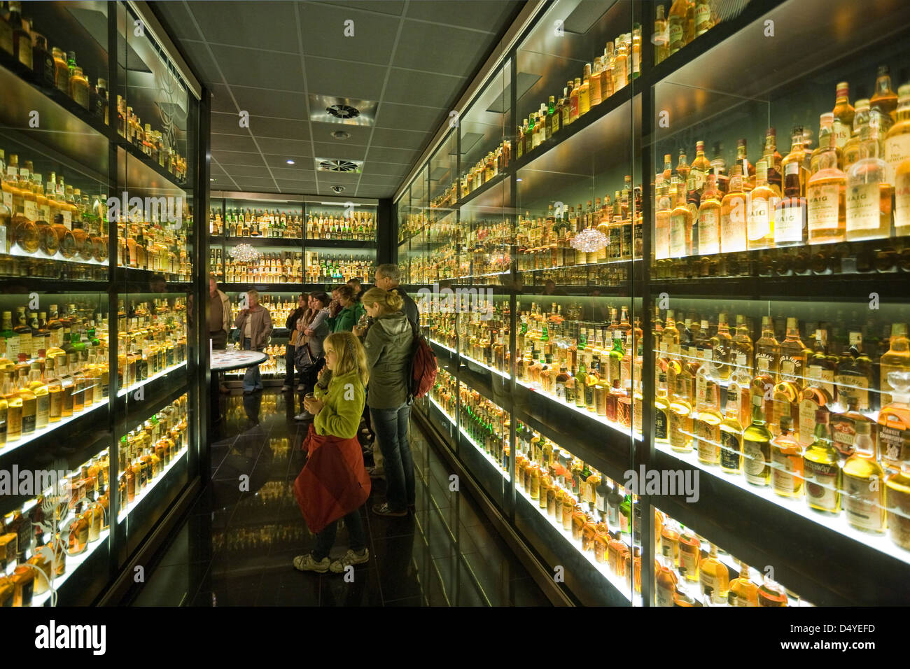 Edinburgh, Royaume-Uni, whiskies différents dans les vitrines Banque D'Images