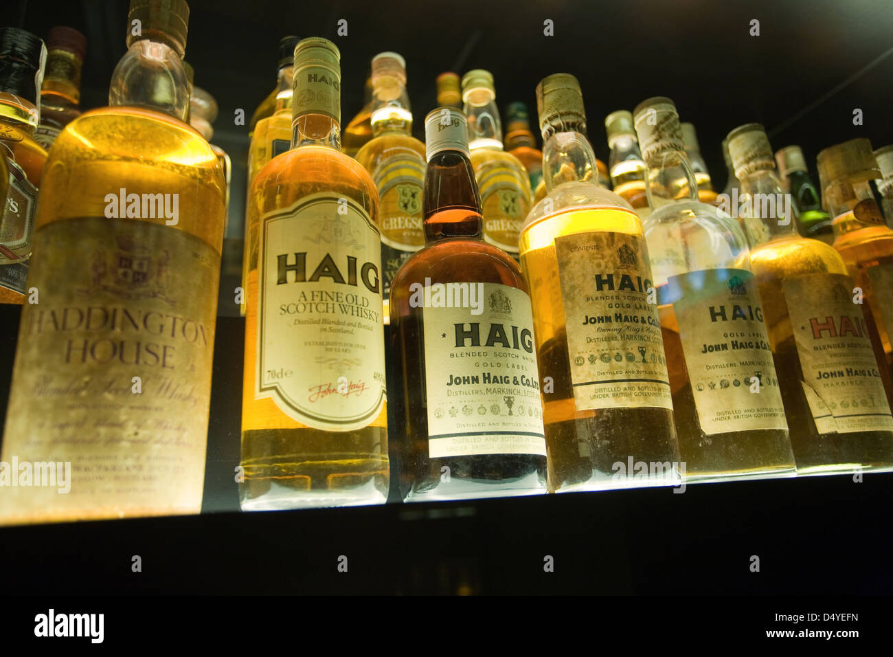 Edinburgh, Royaume-Uni, whiskies différents dans les vitrines Banque D'Images