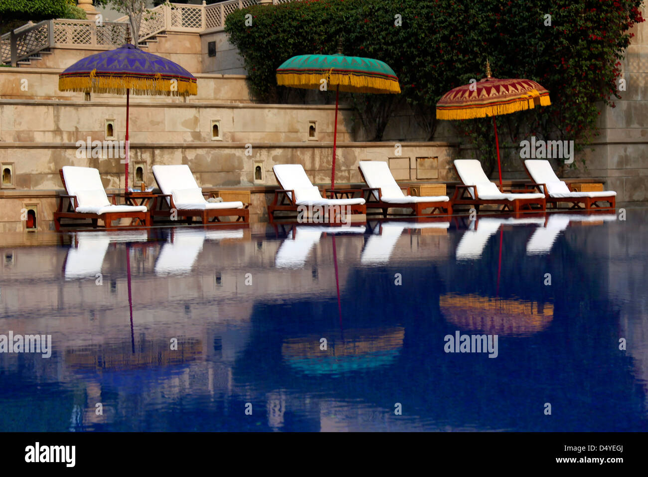 L'Asie, l'Inde, Agra. La piscine extérieure à l'Oberoi Amarvilas dans Agra. Banque D'Images