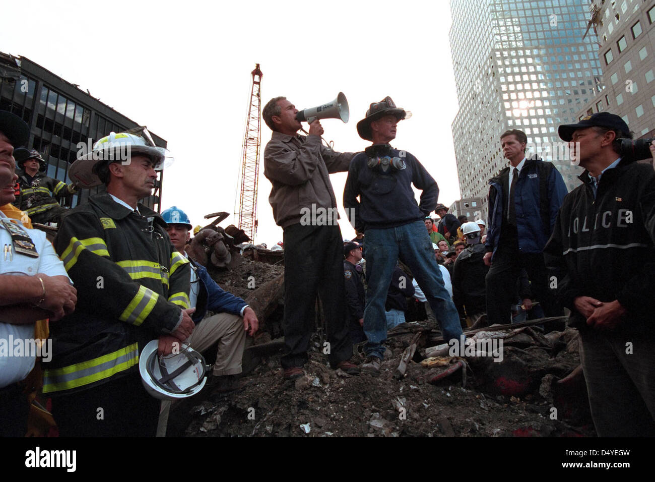 Debout sur des décombres avec Bob Beckwith, pompier à la retraite de New York le vendredi 14 septembre 2001, le président George W. Bush rallie les pompiers et les secouristes lors d'un discours improvisé sur le site du World Trade Center, un site tombé en chute libre à New York. Photo d'Eric Draper, avec l'aimable autorisation de la bibliothèque présidentielle George W. Bush Banque D'Images